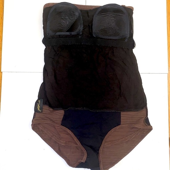 Gottex one piece dark brown ruched strapless swim suit. Padded cups. Size 6. - Picture 3 of 9